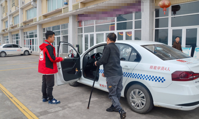 成都残疾人驾校学车费用详解