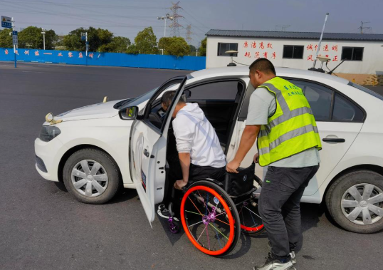成都残疾人驾校报名费用详解